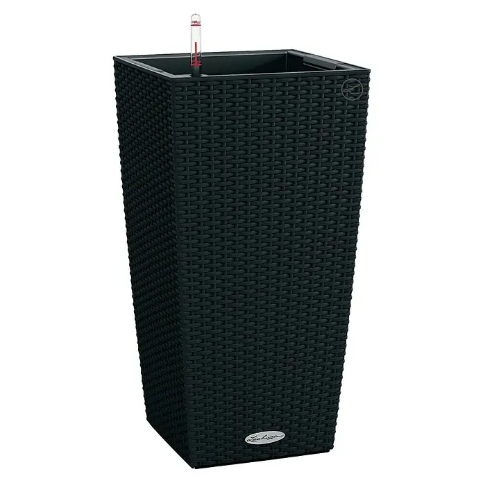 Lechuza Cottage Pflanzsäule eckig Cubico 30 - Außenmaß (L x B x H): 30 x 30 x 56,5 cm, Kunststoff, Graphit - Schwarzer Lechuza Cube Pflanztopf mit Wasserstandsanzeige, ideal für stilvolle Innen- und Außendekorationen. Das geflochtene Design verleiht Eleganz.