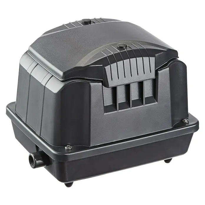 Pontec Teichbelüfter-Set PondoAir 1800 - Fördermenge pro Std.: 1.800 l - Das Bild zeigt eine schwarze Teichbelüfterpumpe. Die Pumpe ist kastenförmig und hat oben Lüftungsschlitze.
