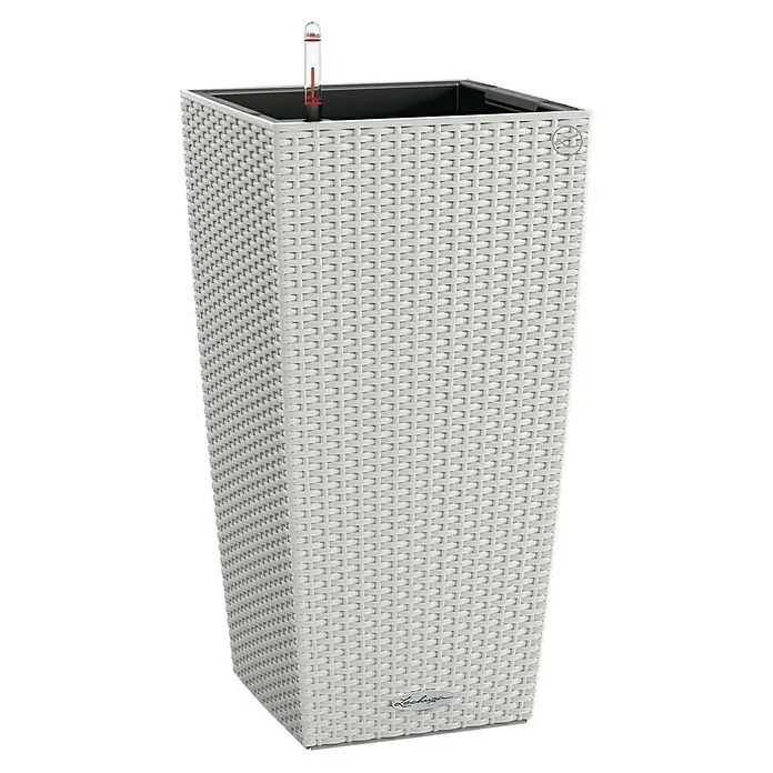 Lechuza Cottage Pflanzsäule eckig Cubico 30 - Außenmaß (L x B x H): 30 x 30 x 56,5 cm, Kunststoff, Lichtgrau - Ein hoher, quadratischer Lechuza Pflanzkübel in Rattanoptik. Ideal für den Innen- und Außenbereich, mit Bewässerungssystem für gesunde Pflanzen.
