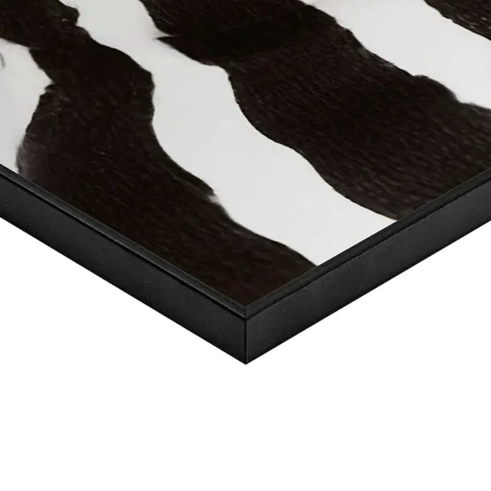 Reinders Bild Slim Frame Black - Silence Requested, B x H: 50 x 70 cm - Nahaufnahme eines gerahmten Kunstwerks mit einem abstrakten Schwarz-Weiß-Muster, das eine moderne und stilvolle Wanddekoration zeigt.