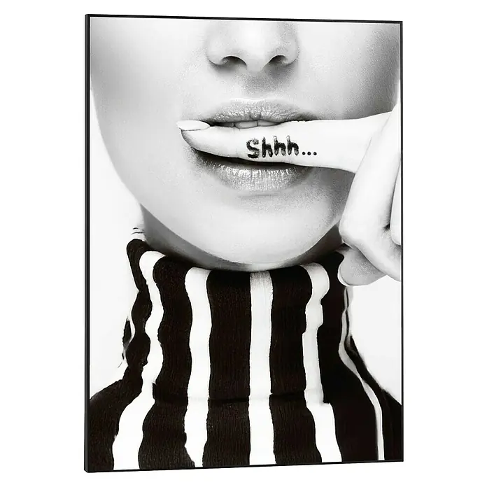Reinders Bild Slim Frame Black - Silence Requested, B x H: 50 x 70 cm - Schwarzweißbild mit dem Schriftzug „Shhh…“ auf einem Finger, der vor den Mund gehalten wird, und einem schwarz-weiß gestreiften Rollkragenpullover.