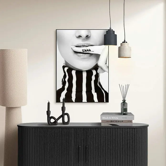 Reinders Bild Slim Frame Black - Silence Requested, B x H: 50 x 70 cm - Schwarzer Schrank mit geriffelten Türen, darauf Bücher, Duftstäbchen, Kerzenhalter und ein Schwarz-Weiß-Poster.