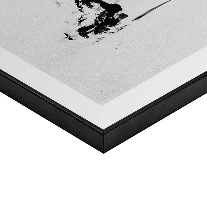 Reinders Bild Slim Frame Black - Flower Thrower, B x H: 50 x 70 cm - Nahaufnahme eines gerahmten Kunstwerks mit abstraktem Design in Schwarz und Weiß, das die Details des Rahmens hervorhebt.