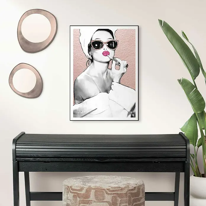 Reinders Bild Slim Frame Black - Fresh Beauty, B x H: 50 x 70 cm - Ein gerahmtes Porträt einer eleganten Frau mit Handtuch und Sonnenbrille, die Lippenstift aufträgt, hängt über einem schwarzen Tisch.