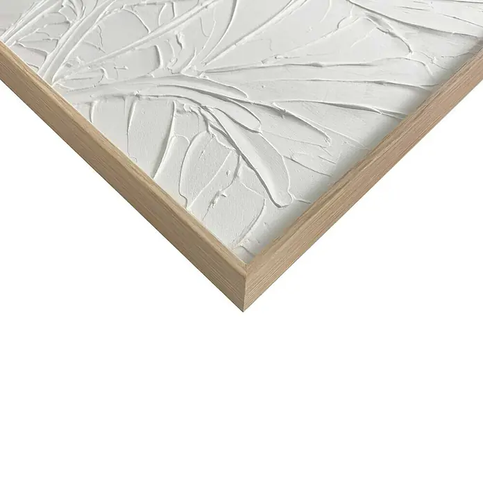 Reinders Bild Craft Art - Flowers, B x H: 50 x 70 cm - Nahaufnahme eines gerahmten, weißen, strukturierten Gemäldes mit abstrakten Blattmotiven, das die haptische Qualität und das subtile Lichtspiel hervorhebt.