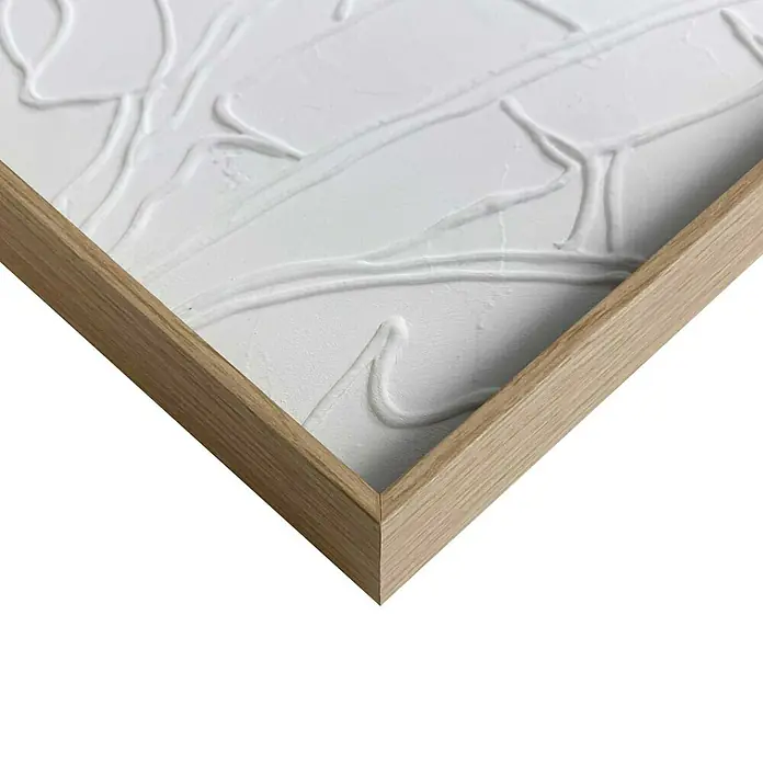 Reinders Bild Craft Art - Palm Leafs, B x H: 50 x 70 cm - Detailaufnahme eines modernen, weißen Reliefbildes in einem hellen Holzrahmen, das eine subtile und elegante Ästhetik ausstrahlt.