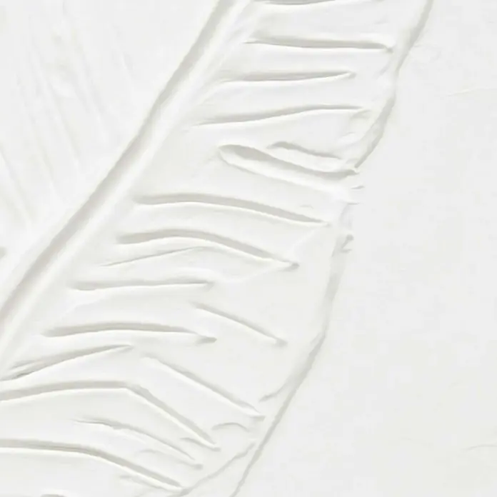 Reinders Bild Craft Art - Tropical Leafs, B x H: 50 x 70 cm - Nahaufnahme einer weißen Bettdecke mit dekorativen Falten.