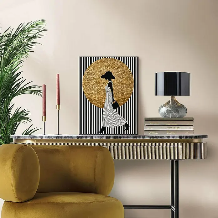 Reinders Bild Slim Frame Black - Walking Lady, B x H: 30 x 40 cm - Elegantes Interieur mit einem modischen Kunstdruck einer Frau vor einem goldenen Kreis, platziert auf einer edlen Konsole mit dekorativer Lampe.