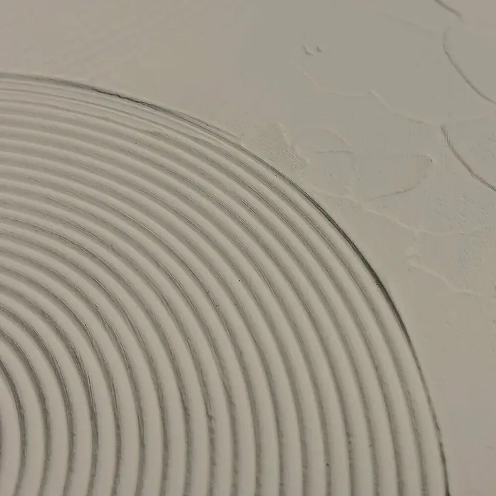 Reinders Bild Craft Art - Thin Comb Colour, B x H: 30 x 40 cm - Nahaufnahme einer Betonoberfläche mit konzentrischen Kreisen, die ein subtiles und modernes Muster erzeugen.