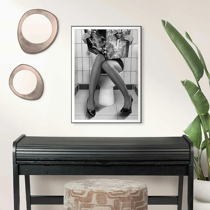 Reinders Bild Slim Frame Black - Glossy Toilet, B x H: 50 x 70 cm - Ein stilvolles Badezimmer-Wandbild, das eine elegante Frau auf einer Toilette zeigt, die eine Zeitschrift liest. Perfekt für moderne Badezimmer.
