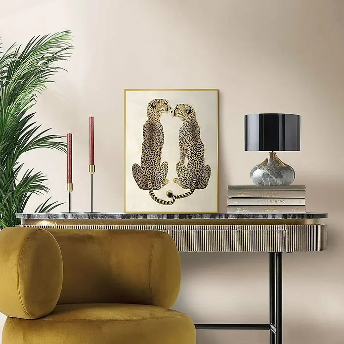 Reinders Bild Slim Frame Gold - Loving Cheetas, B x H: 30 x 40 cm - Das Bild zeigt ein dekoratives Interieur mit einem Leopardenbild, Kerzenständern und einer stilvollen Lampe auf einem eleganten Tisch.