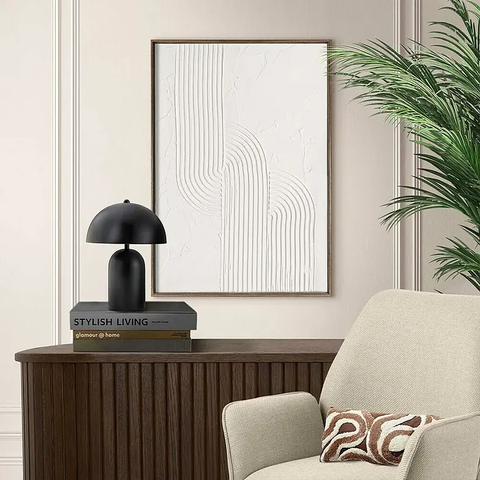 Reinders Bild Craft Art - Knot, B x H: 50 x 70 cm - Nahaufnahme eines stilvollen Interieurs mit einem abstrakten Leinwandbild in Weiß und einem dekorativen Nachttischlampe.