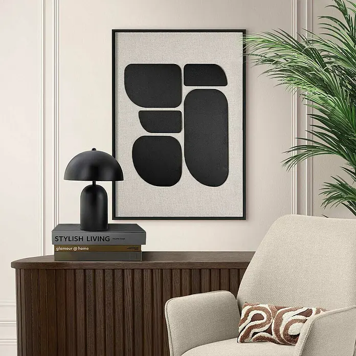Reinders Bild Relief Art - Organic Blocks Schwarz, B x H: 50 x 70 cm - Ein modernes abstraktes Kunstwerk mit geometrischen Formen in Schwarz und Beige, gerahmt, über einem Holzschrank platziert.