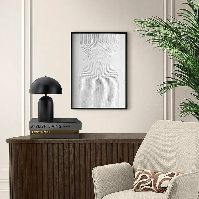 Reinders Bild Craft Art - Bows, B x H: 30 x 40 cm - Ein elegantes Wohnzimmerambiente mit einem strukturierten Leinwandbild, einer stilvollen Lampe und einer bequemen Sesselausstattung.