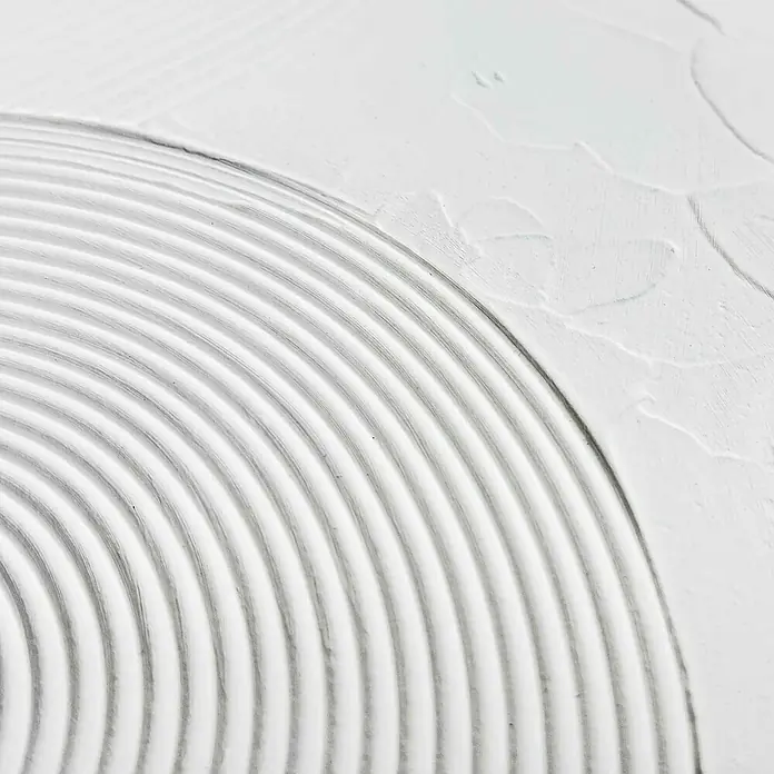Reinders Bild Craft Art - Thin Comb, B x H: 30 x 40 cm - Nahaufnahme eines weißen, strukturierten Wanddesigns mit konzentrischen Kreisen, die ein subtiles, modernes Muster erzeugen.