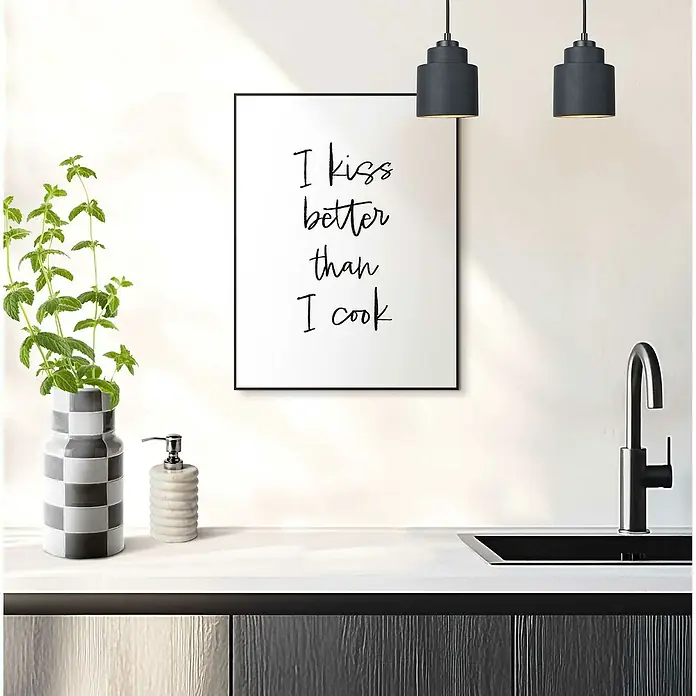 Reinders Bild Slim Frame Black - Cooking Kisses, B x H: 30 x 40 cm - Das Foto zeigt eine Küche mit einem witzigen Kunstdruck, der die Aussage "Ich küsse besser als ich koche" trägt.