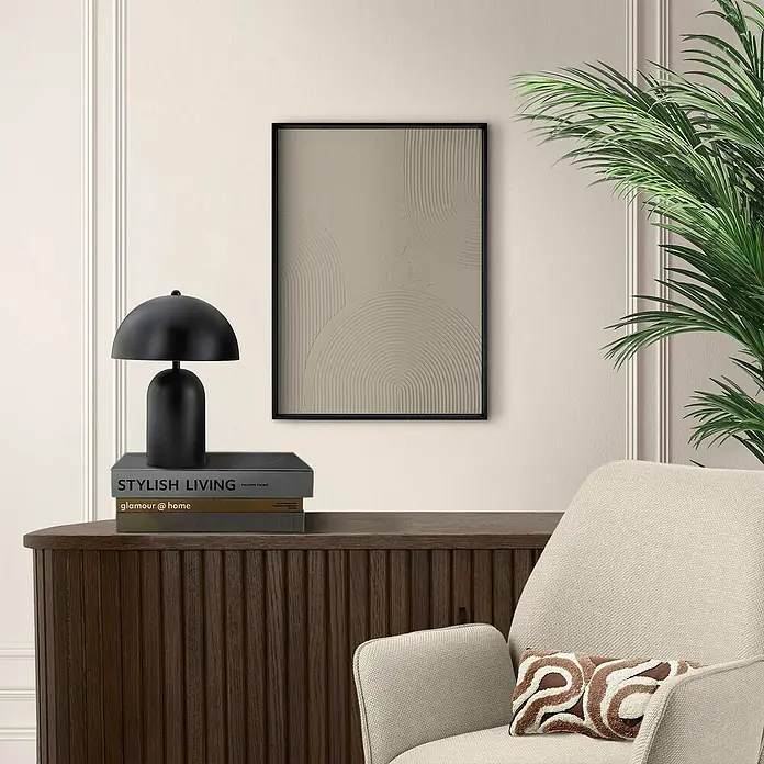 Reinders Bild Craft Art - Thin Comb Colour, B x H: 30 x 40 cm - Ein Arrangement zeigt eine Kommode mit Lampe, Büchern und einem gerahmten Kunstwerk mit abstrakten Mustern, neben einem Sessel und einer Pflanze.
