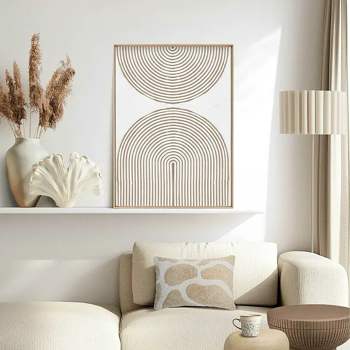 Reinders Bild Craft Art - Bows Tinted, B x H: 50 x 70 cm - Gemütliches Wohnzimmer mit einem abstrakten Kunstwerk in Beige und Weiß, das über einem cremefarbenen Sofa hängt. Stilvolle und ruhige Atmosphäre.