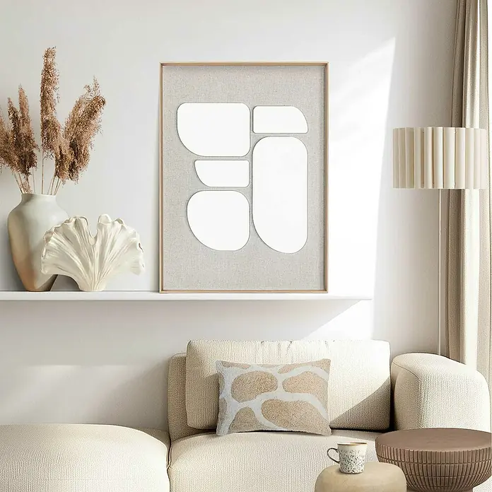 Reinders Bild Relief Art - Organic Blocks Weiß, B x H: 50 x 70 cm - Ein gerahmtes abstraktes Kunstwerk mit organischen Formen in Weiß vor einem hellgrauen Hintergrund, das über einem Sofa hängt.