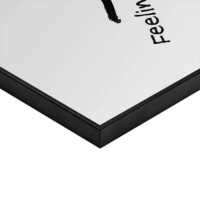 Reinders Bild Slim Frame Black - Feeling Lucky, B x H: 40 x 50 cm - Nahaufnahme eines gerahmten Kunstwerks mit der Aufschrift "Feeling". Das minimalistische Design und der schlanke Rahmen ergänzen das moderne Kunstwerk.