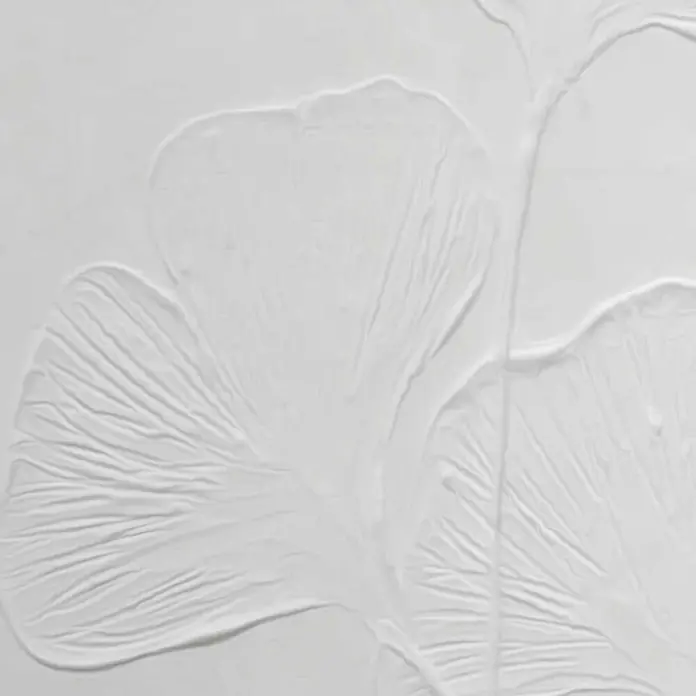 Reinders Bild Craft Art - Ginkgo, B x H: 30 x 40 cm - Diese Nahaufnahme zeigt ein abstraktes, weißes Blumenmuster mit geprägten Details und subtilen Texturen.