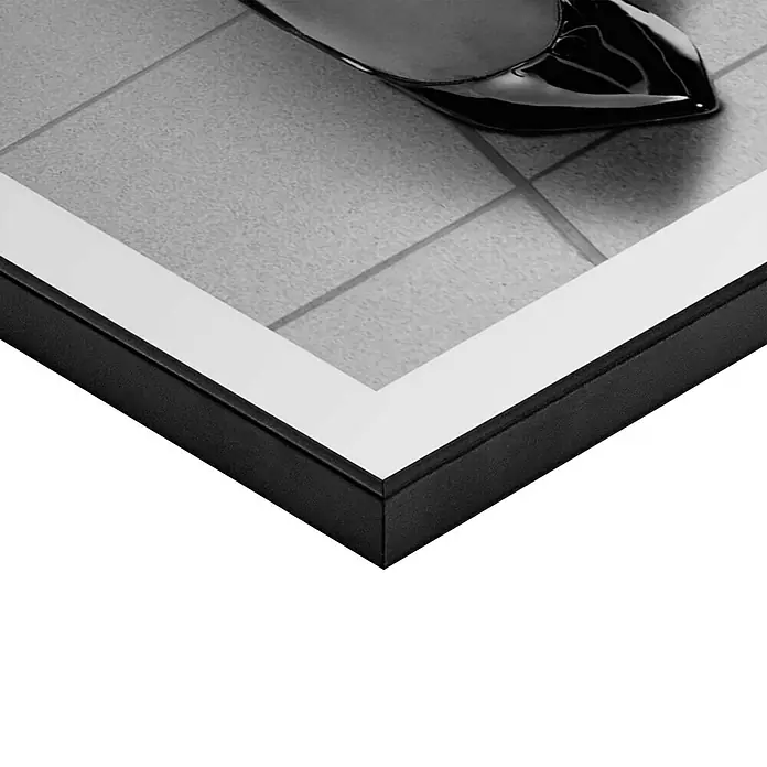 Reinders Bild Slim Frame Black - Glossy Toilet, B x H: 50 x 70 cm - Das Bild zeigt ein gerahmtes Foto, das einen eleganten, schwarzen Lackschuh auf hellgrauen Fliesen zeigt, eingefasst von einem schwarzen Rahmen.