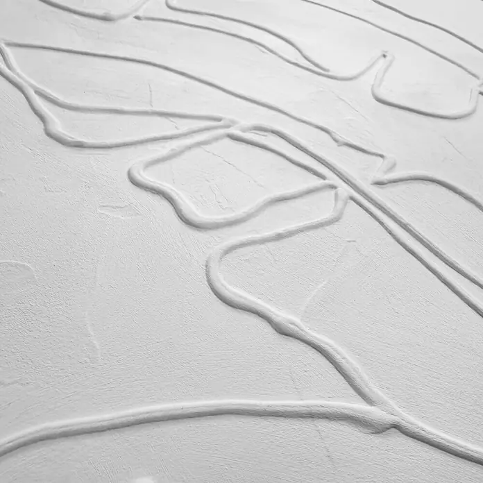 Reinders Bild Craft Art - Palm Leafs, B x H: 50 x 70 cm - Nahaufnahme einer weißen, strukturierten Oberfläche mit erhabenen, floralen Linien, die ein elegantes, minimalistisches Design ergibt.