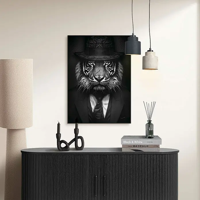Reinders Bild Slim Frame Black - Tiger Lord, B x H: 50 x 70 cm - Ein stilvolles Interieur mit einem markanten Tigerporträt im Anzug, das jedem Raum eine besondere Note verleiht.