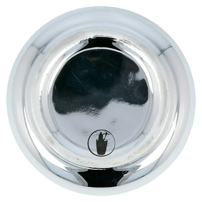 Venus Venezia Zahnputzbecher - Keramik, Weiß/Chrom - Nahaufnahme eines glänzenden, silbernen Trinkbechers mit einem Symbol darauf, isoliert auf Schwarz für maximale Aufmerksamkeit.