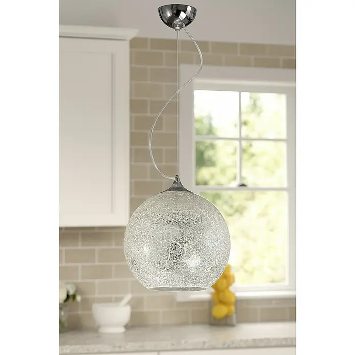 Lámpara colgante redonda - Ø x Al: 25 x 150 cm, Cromo, E27 - Primer plano de una sola lámpara colgante con una pantalla esférica de mosaico plateado, que cuelga sobre una encimera en una cocina moderna.