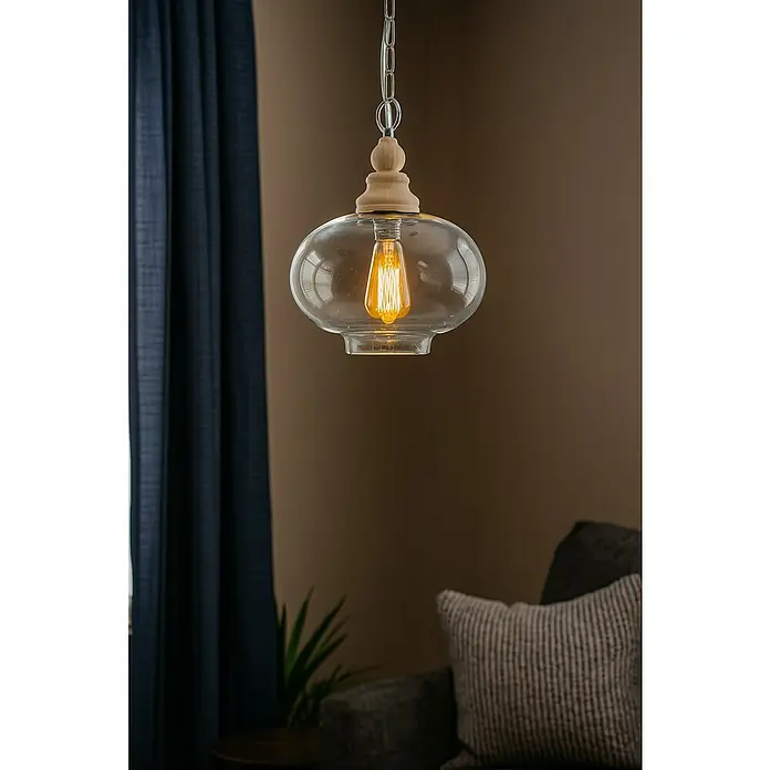 Lámpara colgante Monsaraz - 40 W, L x An x Al: 30 x 30 x 60 cm, Roble, E27 - Primer plano de una lámpara colgante con una parte superior de madera y una pantalla de vidrio transparente y redondeada que alberga una bombilla Edison.