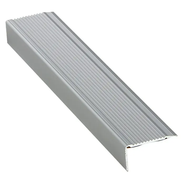 Escalón - 2,5 m x 45 mm x 22 mm, Aluminio - Perfil de cantonera de escalera de aluminio plateado, con diseño acanalado para una mayor resistencia al deslizamiento y protección de bordes.