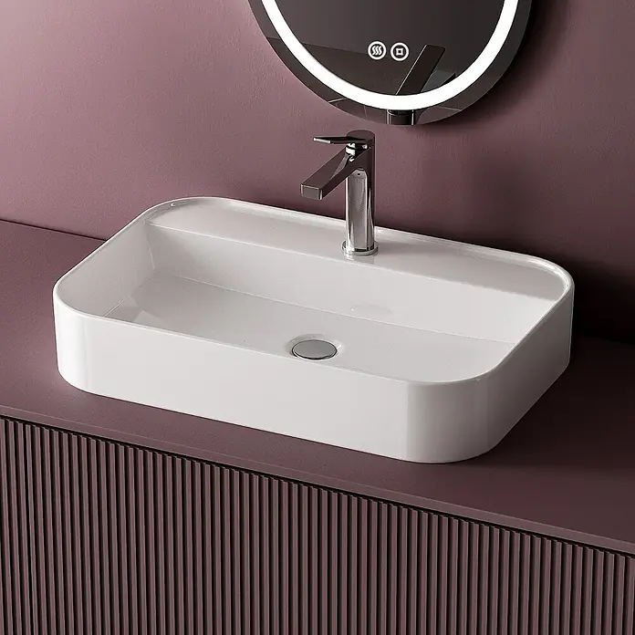 Emke Waschbecken Klyro - B x L: 40 x 50 cm, Hahnloch: Mitte, Ohne Überlauf, Weiß - Elegantes Badezimmerwaschbecken mit schlankem Design und moderner Armatur, ergänzt durch einen stilvollen Spiegel und eine mauvefarbene Oberfläche.