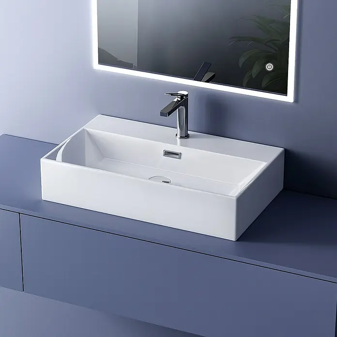 Emke Waschbecken Reinx - B x L: 36 x 51,5 cm, Hahnloch: Mitte, Mit Überlauf, Weiß - Elegantes Waschbecken aus weißer Keramik mit modernem Chromhahn, stilvoll präsentiert auf einem Unterschrank in sanftem Blauton und Spiegel.