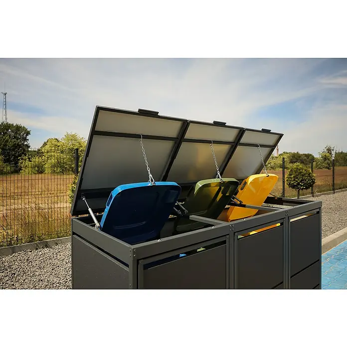 Mülltonnenbox Modern 120L - 236,6 x 70 cm, Stahl, Anthrazit, Geeignet für Anzahl Mülltonnen: 4 Stk. - Ein Mülltrennsystem mit drei farbigen Behältern (Blau, Grün, Gelb) unter einer grauen Metallabdeckung, die mit Ketten befestigt ist.