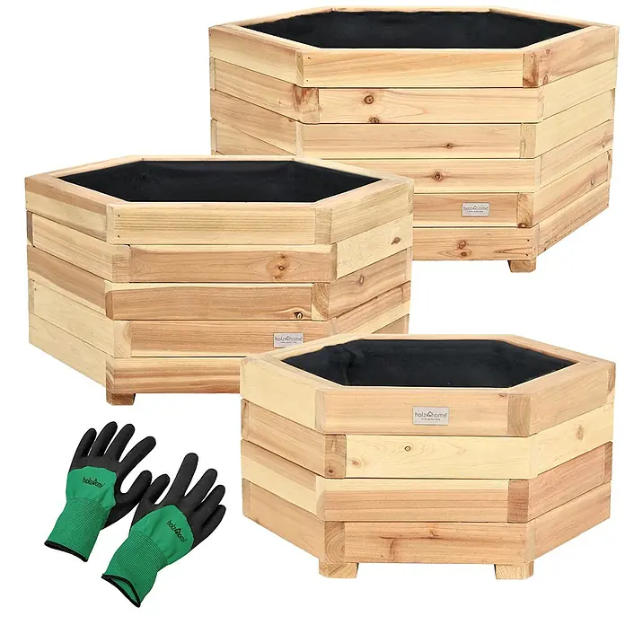 holz4home Pflanzkübel eckig - Holz - Bild von drei Holz4Home Hochbeeten in Sechseckform und einem Paar Gartenhandschuhe.