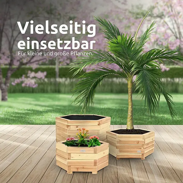 holz4home Pflanzkübel eckig - Holz - Mehrere sechseckige Pflanzgefäße aus Holz mit Pflanzen in verschiedenen Größen auf einer Terrasse.