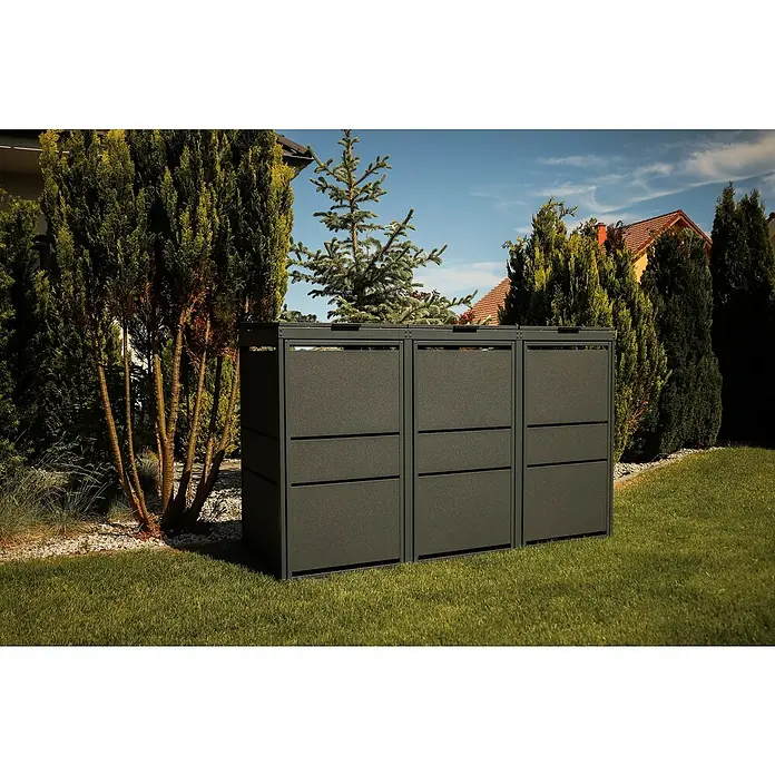 Mülltonnenbox Modern 120L - 236,6 x 70 cm, Stahl, Anthrazit, Geeignet für Anzahl Mülltonnen: 4 Stk. - Eine dreiteilige Mülltonnenbox aus grauem Metall steht auf einer grünen Wiese. Die Box ist von Büschen umgeben und bietet eine stilvolle Lösung.