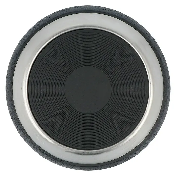 Camargue Bosse Seifenschale - Polyresin, Schwarz - Nahaufnahme des Bodens einer Bratpfanne mit Antihaftbeschichtung, umgeben von einem silbernen Ring. Die Oberfläche ist schwarz und leicht strukturiert.