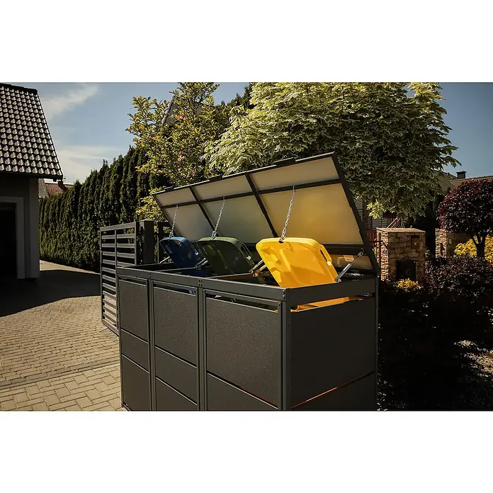 Mülltonnenbox Modern 120L - 236,6 x 70 cm, Stahl, Anthrazit, Geeignet für Anzahl Mülltonnen: 4 Stk. - Ein Mülltonnenboxsystem mit drei farbigen Behältern unter einem offenen Deckel, umgeben von üppigem Grün.