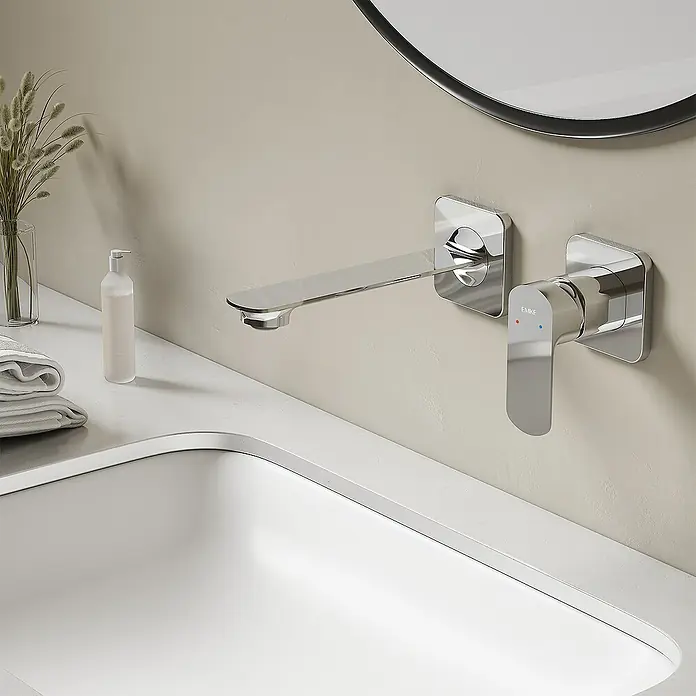 Emke Waschtischarmatur F28 - Chrom, Glänzend - Nahaufnahme einer modernen, wandmontierten Chromarmatur über einem stilvollen Waschbecken in einem Badezimmer.