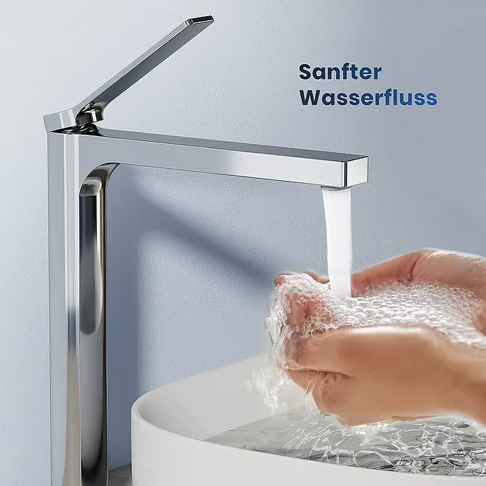 Emke Waschtischarmatur Zerona F21 - Chrom, Glänzend - Eine moderne Chromarmatur mit eckigem Design, aus der sanft Wasser fließt und die Hände mit Seife benetzt.