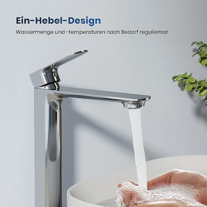 Emke Waschtischarmatur Marino F23 - Chrom, Glänzend - Ein moderner Einhebelmischer aus Chrom, der Wasser liefert, während Hände darunter gewaschen werden.