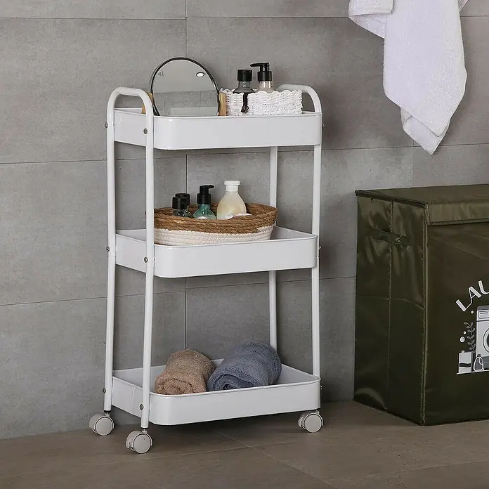 Versa Carro con ruedas - 30 x 46 x 76 cm, Acero, Blanco - Este carrito blanco con ruedas y tres estantes ofrece almacenamiento práctico para elementos esenciales de baño y accesorios.