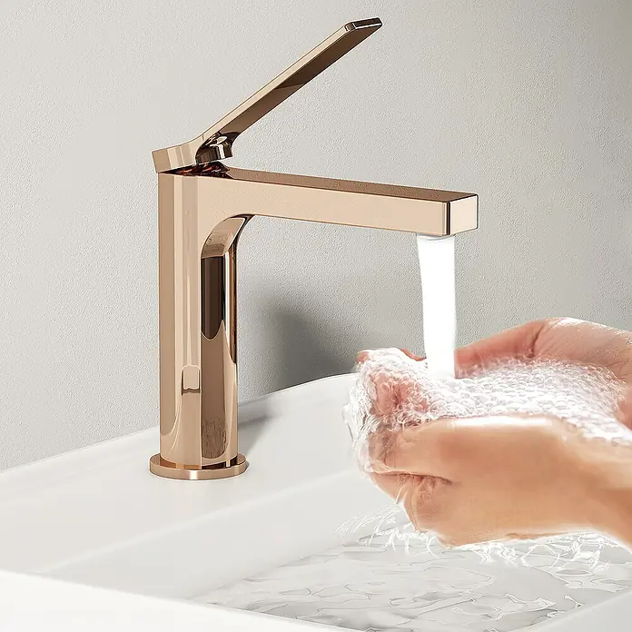Emke Waschtischarmatur Zerona F21 - Roségold, Glänzend - Elegante roségoldene Armatur mit modernem Design, während Hände mit Wasser und Seife gewaschen werden.