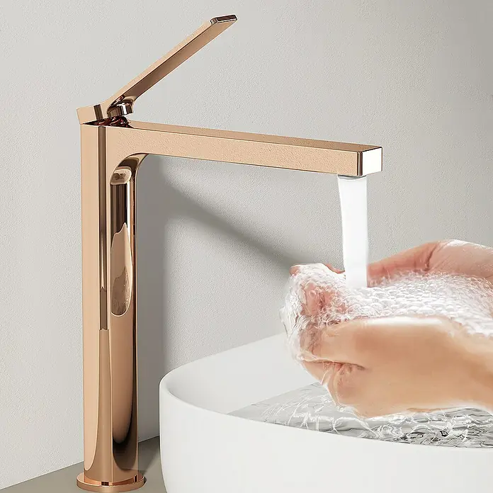 Emke Waschtischarmatur Zerona F21 - Roségold, Glänzend - Elegante Roségold-Armatur mit klaren Linien und fließendem Wasser, ideal für moderne Badezimmer.