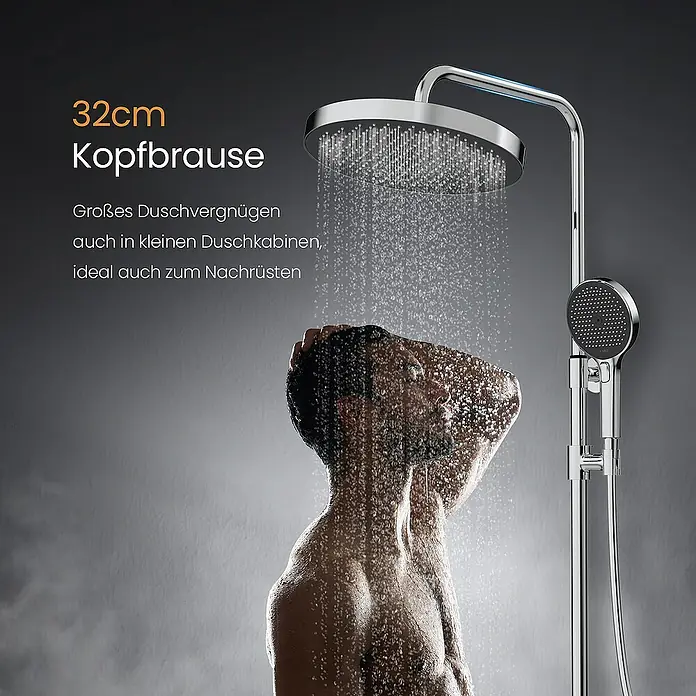 Emke Duschsystem F22 - Mit Thermostatarmatur, Lochabstand: 71,8 cm, Anzahl Strahlarten: 3 Stk., Chrom - Das Bild zeigt eine 32cm Kopfbrause mit einer Person darunter, die das Duscherlebnis genießt. Ideal für kleine Duschkabinen.