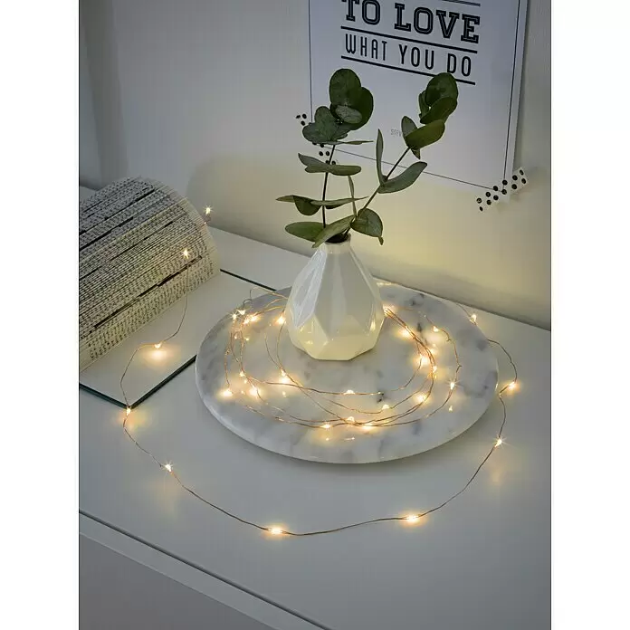 Konstsmide LED-Lichterkette Micro LED - Innen, Lichtfarbe: Bernstein, Anzahl Leuchtmittel: 20 Stk., Batteriebetrieben, 1,9 m, Kupfer - Stimmungsaufnahme