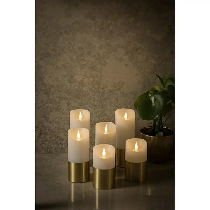 Konstsmide LED-Weihnachtskerzen - Gold, Weiß, Lichtfarbe: Warmweiß - Nahaufnahme von sechs LED-Kerzen mit goldenen Sockeln, die ein warmes, einladendes Licht ausstrahlen.