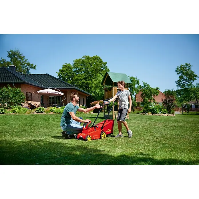Wolf-Garten Akku-Rasenmäher Lycos 40/340 M - 40 V, 1 Akku, 5 Ah, Schnittbreite: 34 cm - Vater und Sohn beim Rasenmähen mit einem roten WOLF-Garten Rasenmäher auf einem grünen Rasen.